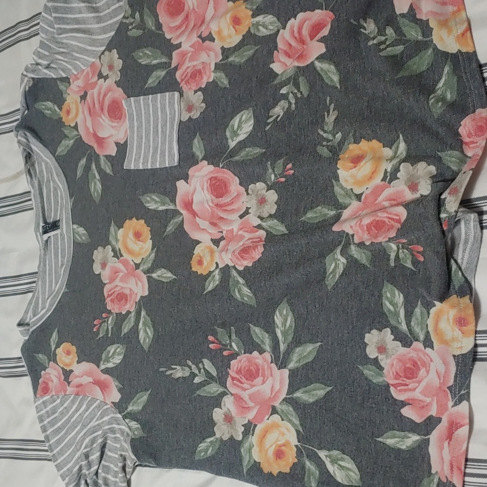 Grey floral/stripped tee